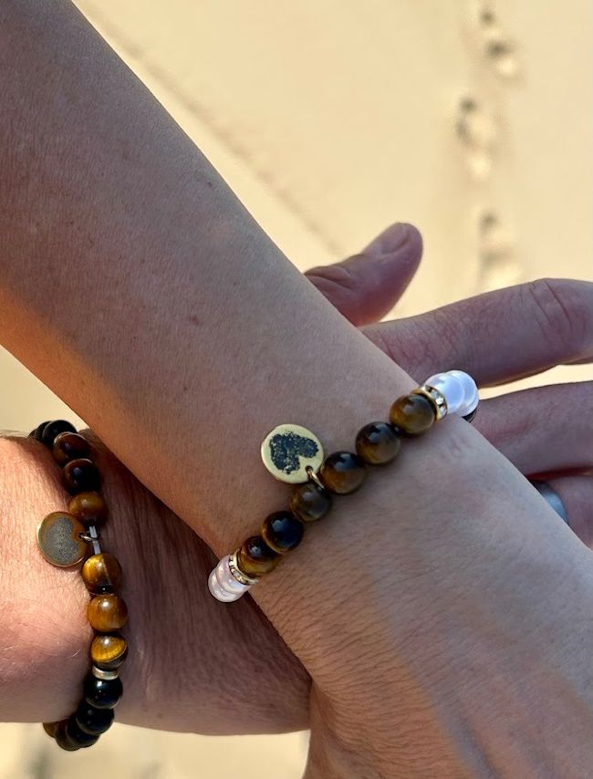 Perlenarmband Tigerauge und Lavasteine als Paararmband mit Charm