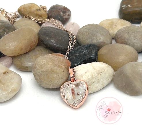 Herzanhänger 1,5cm – rosègold mit Beton & Muschelsplitter