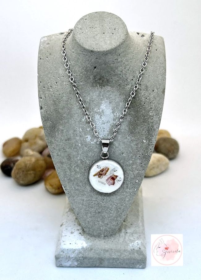 Runder Edelstahl-Anhänger 1,8cm mit weißem Beton, Muschelspitzen