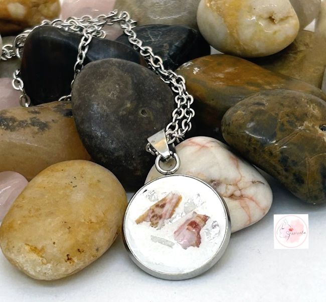 Runder Edelstahl-Anhänger 1,8cm mit weißem Beton, Muschelspitzen