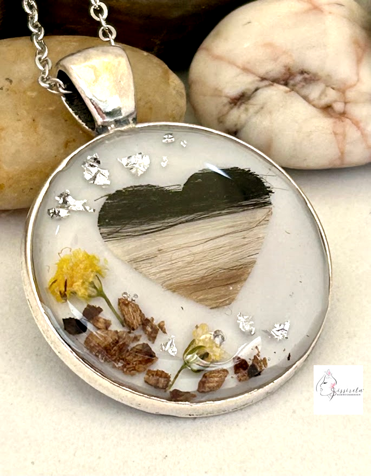 Tierfell Anhänger Herz mit Blüte, 2,5 cm